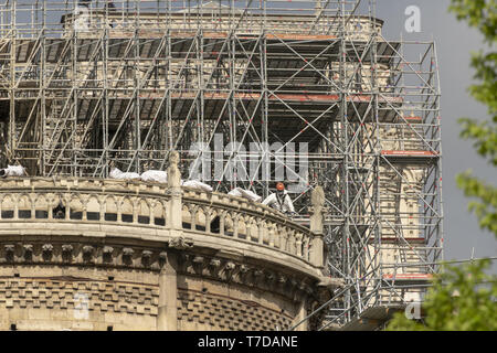 PARIS, Frankreich - 19 April 2019 die Kathedrale Notre Dame, ein Mann, der Holz aus dem Dach verkohlten entfernt. Die Reste des geschmolzenen Gerüst hinter ihm Wi ist Stockfoto