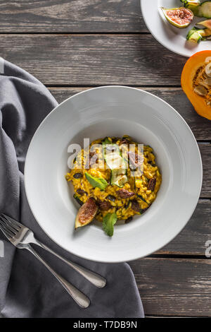 Kürbis risotto Feigen Zucchini und min verlässt. Italienische und mediterrane Küche Stockfoto