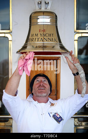 Ehemalige Mannschaft Mitglied Andy Tutchings arbeiten an der Royal Yacht Britannia mit den Schiffen Wartung in Edinburgh, Schottland, zu helfen. Die Royal Yacht Britannia ist die ehemalige königliche Yacht von Königin Elizabeth II. und wurde im Dienst von 1954 bis 1997 und wurde zu einem der besten Sehenswürdigkeiten in Schottland. Stockfoto