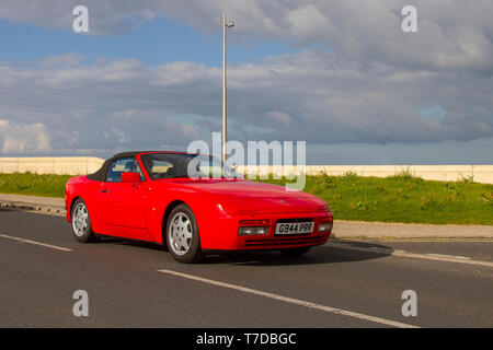 1990 90s roter Porsche 944 S2 auf der Cleveleys Spring Car Show in Jubilee Gardens. Ein neuer Standort für Oldtimer, Veteran, Retro collectibile, restauriert, geschätzt alten Timern, Heritage Event, Oldtimer, Automobilausstellung der Blackpool Vehicle Preservation Group (BVPG). Stockfoto