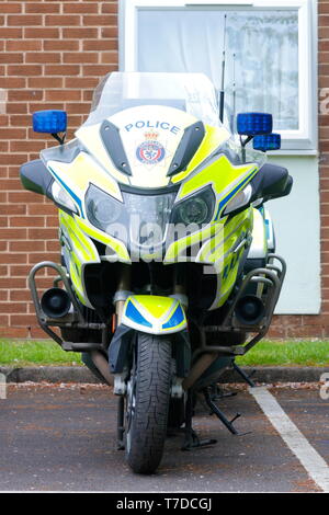 Ein BMW Polizei Motorrad abstellen, bevor Sie im Konvoi die Tour de Yorkshire Radrennen zu begleiten. Stockfoto