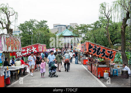 Anbieter in kleine Marktstände Fußweg entlang der Ueno Park, Tokio, Japan. Stockfoto