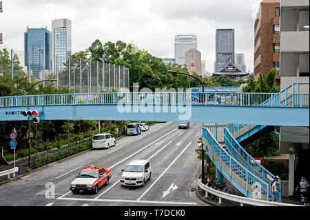 Innere Circular Road, C!, (Shuto Expressway), Tokio, Japan mit Steg im Vordergrund. Stockfoto