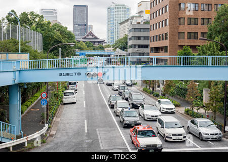 Innere Circular Road, C!, (Shuto Expressway), Tokyo, Japan zu einem Zeitpunkt mit Steg im Vordergrund. Stockfoto