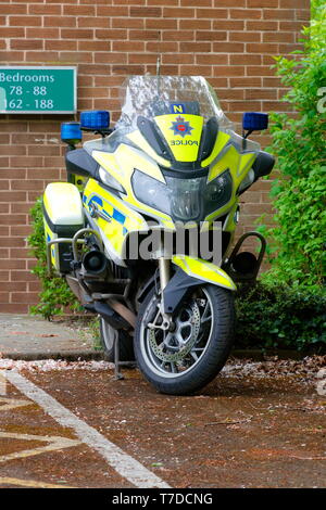 Ein BMW Polizei Motorrad abstellen, bevor Sie im Konvoi die Tour de Yorkshire Radrennen zu begleiten. Stockfoto