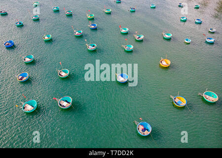 Ansicht von oben. Luftaufnahme Fischerhafen von Drone. Bild von Warenkorb Boot in Mui Ne Fischerhafen oder Fischerdorf. Fischerhafen ist ein beliebter touri Stockfoto