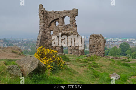Saint Anthony's Chapel Ruinen in Holyrood Park mit Blick über Edinburgh, Schottland hinter sich. Stockfoto