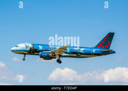 Brussels Airlines, Airbus A320 mit speziellen Magritte Lackierung, Flughafen Barcelona El Prat Barcelona, Katalonien, Spanien Stockfoto