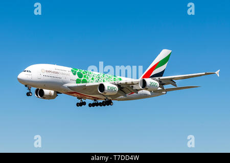 Emirates Airbus A380 im Endanflug auf den Flughafen Barcelona El Prat, Barcelona, Katalonien, Spanien Stockfoto