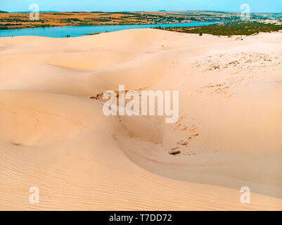 Weißen Sanddünen von Mui Ne, Vietnam. top Aussicht, Luftaufnahme Stockfoto