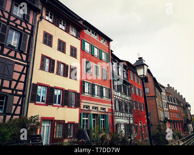 Farbenfrohe Gebäude aus Holz Fassade in der Altstadt von Straßburg, Frankreich, Elsass. Historische Stadt traditionellen Haus. Mittelalterlicher Architektur. Stockfoto