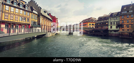 Erstaunliches Panorama von bunten romantischen Stadt Straßburg, Frankreich, Elsass. Traditionelle Häuser auf beiden Seiten des Flusses und eine alte Brücke. Stockfoto