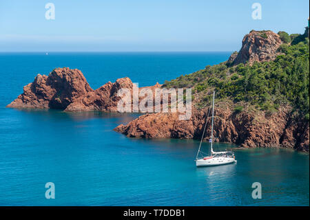 Felsigen Küste in der Bucht Baliff, Le Trayas, Var, Provence-Alpes-Cote d'Azur, Frankreich, Europa Stockfoto