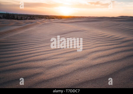 Magic orange und rosa Farbe malerischen Sonnenaufgang Sonnenaufgang über der Wüste. Landschaft mit schönen roten Sonne und blauen Wolken. Niemand auf Foto. Sand close-up. Vietnam Stockfoto