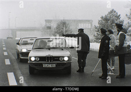 Essen, Deutschland, 18. Januar 1985. Smog Alarm im Ruhrgebiet. Autofahrer auf der B1 in die Stadt Essen dürfen nicht in die Stadt zu fahren. In der Bundesrepublik Deutschland zum ersten Mal Smog Alarm der Stufe III genannt wird. Vor allem das westliche Ruhrgebiet ist betroffen. Stufe III der Smog Verordnung verhängt ein absolutes Fahrverbot privaten Autos. - - - Essen, 18. Januar 1985. Smog-Alarm im Ruhrgebiet. Autofarher auf der B 1 im Stadtgebiet Essen dürfen nicht in die Stadt fahren. In der Bundesrepublik wird machen Smog-Alarm der Stufe III ausgerufen. Betroffen ist vor allem das Westli Stockfoto