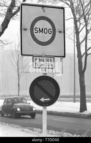 Dortmund, 18. Januar 1985. Smog Alarm im Ruhrgebiet. Zeichen verbietet die Ausfahrt auf die B 1 in der Innenstadt von Dortmund. In der Bundesrepublik Deutschland zum ersten Mal Smog Alarm der Stufe III genannt wird. Vor allem das westliche Ruhrgebiet ist betroffen. Stufe III der Smog Verordnung verhängt ein absolutes Fahrverbot privaten Autos. - - - Dortmund, 18. Januar 1985. Smog-Alarm im Ruhrgebiet. Schild verbietet die Ausfahrt an der B 1 in der Innenstadt von Dortmund. In der Bundesrepublik wird machen Smog-Alarm der Stufe III ausgerufen. Betroffen ist vor allem das westliche Ruhrgebie Stockfoto