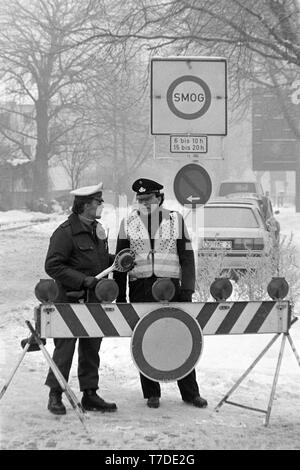 Dortmund, 18. Januar 1985. Smog Alarm im Ruhrgebiet. Straßensperre verbietet die Ausfahrt auf die B 1 in der Innenstadt von Dortmund. In der Bundesrepublik Deutschland zum ersten Mal Smog Alarm der Stufe III genannt wird. Vor allem das westliche Ruhrgebiet ist betroffen. Stufe III der Smog Verordnung verhängt ein absolutes Fahrverbot privaten Autos. - - - Dortmund, 18. Januar 1985. Smog-Alarm im Ruhrgebiet. Schild verbietet die Ausfahrt an der B 1 in der Innenstadt von Dortmund. In der Bundesrepublik wird machen Smog-Alarm der Stufe III ausgerufen. Betroffen ist vor allem das westliche Ruhrgebiet. Mi Stockfoto