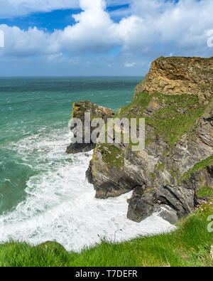 Mit Blick auf die Bucht in der Hell's Mund ein Beauty Spot auf der nördlichen Klippen von Cornwall England UK Europa Stockfoto
