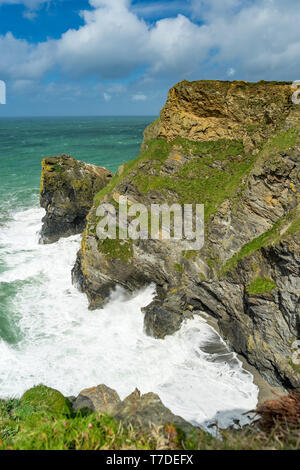 Mit Blick auf die Bucht in der Hell's Mund ein Beauty Spot auf der nördlichen Klippen von Cornwall England UK Europa Stockfoto