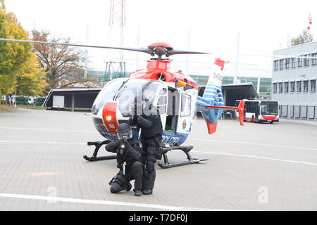 Das sondereinsatzkommando/Mobiles Einsatzkommando der Hamburger Polizei. Elite-Polizisten in voller Montour, auch in vollstaendiger Ausruestung. Stockfoto