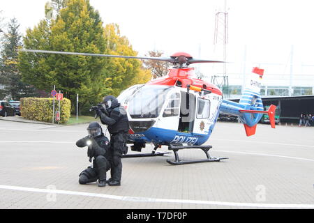 Das sondereinsatzkommando/Mobiles Einsatzkommando der Hamburger Polizei. Elite-Polizisten in voller Montour, auch in vollstaendiger Ausruestung. Stockfoto