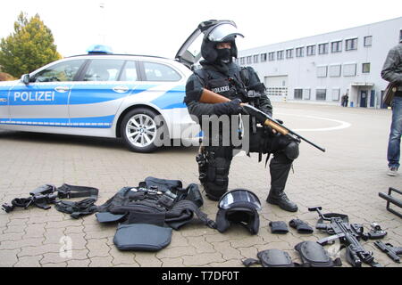 Das sondereinsatzkommando/Mobiles Einsatzkommando der Hamburger Polizei. Elite-Polizisten in voller Montour, auch in vollstaendiger Ausruestung. Stockfoto