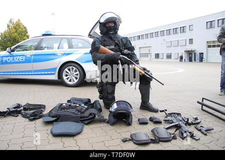 Das sondereinsatzkommando/Mobiles Einsatzkommando der Hamburger Polizei. Elite-Polizisten in voller Montour, auch in vollstaendiger Ausruestung. Stockfoto