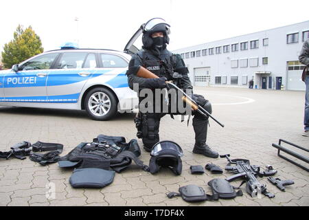 Das sondereinsatzkommando/Mobiles Einsatzkommando der Hamburger Polizei. Elite-Polizisten in voller Montour, auch in vollstaendiger Ausruestung. Stockfoto