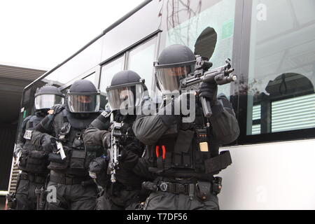 Das sondereinsatzkommando/Mobiles Einsatzkommando der Hamburger Polizei. Elite-Polizisten in voller Montour, auch in vollstaendiger Ausruestung. Stockfoto