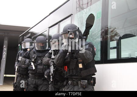 Das sondereinsatzkommando/Mobiles Einsatzkommando der Hamburger Polizei. Elite-Polizisten in voller Montour, auch in vollstaendiger Ausruestung. Stockfoto