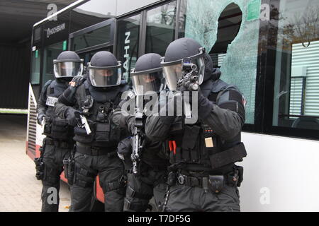 Das sondereinsatzkommando/Mobiles Einsatzkommando der Hamburger Polizei. Elite-Polizisten in voller Montour, auch in vollstaendiger Ausruestung. Stockfoto