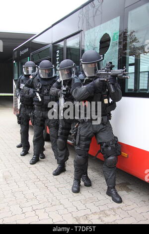 Das sondereinsatzkommando/Mobiles Einsatzkommando der Hamburger Polizei. Elite-Polizisten in voller Montour, auch in vollstaendiger Ausruestung. Stockfoto