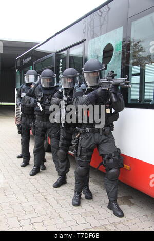 Das sondereinsatzkommando/Mobiles Einsatzkommando der Hamburger Polizei. Elite-Polizisten in voller Montour, auch in vollstaendiger Ausruestung. Stockfoto