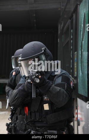 Das sondereinsatzkommando/Mobiles Einsatzkommando der Hamburger Polizei. Elite-Polizisten in voller Montour, auch in vollstaendiger Ausruestung. Stockfoto