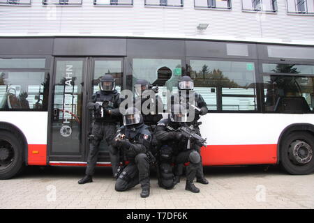 Das sondereinsatzkommando/Mobiles Einsatzkommando der Hamburger Polizei. Elite-Polizisten in voller Montour, auch in vollstaendiger Ausruestung. Stockfoto