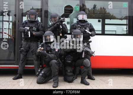 Das sondereinsatzkommando/Mobiles Einsatzkommando der Hamburger Polizei. Elite-Polizisten in voller Montour, auch in vollstaendiger Ausruestung. Stockfoto