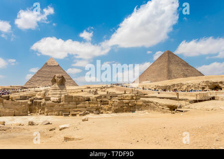 Die Pyramide des Chephren und die Große Sphinx von Gizeh im Frühjahr Stockfoto