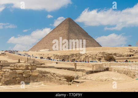 Gizeh, Ägypten - 19. April 2019: Große Pyramide von Khufu oder die Cheopspyramide in Ägypten Stockfoto