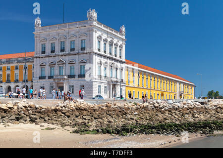 Lissabon, Portugal - 12. August 2017: Stadtbild von Lissabon, gewöhnliche Menschen sind am Meer Teil der Praca do Comercio oder Terreiro do Paco Stockfoto