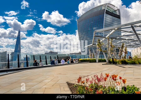 Menschen, die die Sonne im Garden at 120 genießen, einem Dachgarten in der City of London auf dem Dach des Fen Court Bürogebäudes, London, Großbritannien Stockfoto