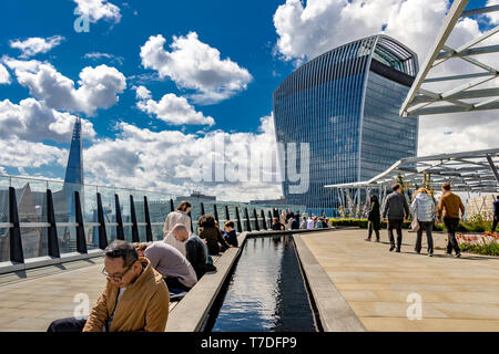 Menschen, die die Sonne im Garden at 120 genießen, einem Dachgarten in der City of London auf dem Dach des Fen Court Bürogebäudes, London, Großbritannien Stockfoto