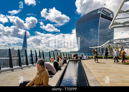 Menschen, die die Sonne im Garden at 120 genießen, einem Dachgarten in der City of London auf dem Dach des Fen Court Bürogebäudes, London, Großbritannien Stockfoto