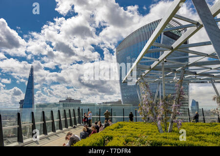 Menschen, die die Sonne im Garden at 120 genießen, einem Dachgarten in der City of London auf dem Dach des Fen Court Bürogebäudes, London, Großbritannien Stockfoto