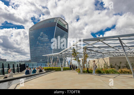 Menschen, die die Sonne im Garden at 120 genießen, einem Dachgarten in der City of London auf dem Dach des Fen Court Bürogebäudes, London, Großbritannien Stockfoto