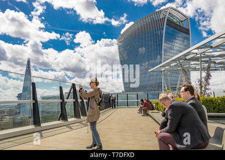 Die Menschen genießen die Sonne im Garden at 120, einem Dachgarten in der City of London auf dem neu eröffneten Fen Court Bürogebäude. Stockfoto