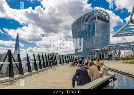 Menschen, die die Sonne im Garden at 120 genießen, einem Dachgarten in der City of London auf dem Dach des Fen Court Bürogebäudes, London, Großbritannien Stockfoto