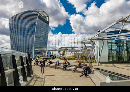 Menschen, die die Sonne im Garden at 120 genießen, einem Dachgarten in der City of London auf dem Dach des Fen Court Bürogebäudes, London, Großbritannien Stockfoto