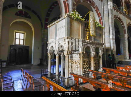 Marmor Kanzel und Stilicone Sarkophag in der Basilica di Sant'Ambrogio in Mailand, Lombardei, Italien. Stockfoto