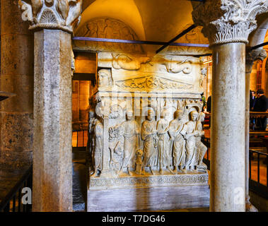 Marmor Kanzel und Stilicone Sarkophag in der Basilica di Sant'Ambrogio in Mailand, Lombardei, Italien. Stockfoto