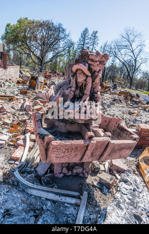 Die Statue einer Gold Miner Goldwaschen ist alles, was von einem gold Store im Paradies, Kalifornien nach dem Lagerfeuer in der Stadt zerstört Decemb Stockfoto